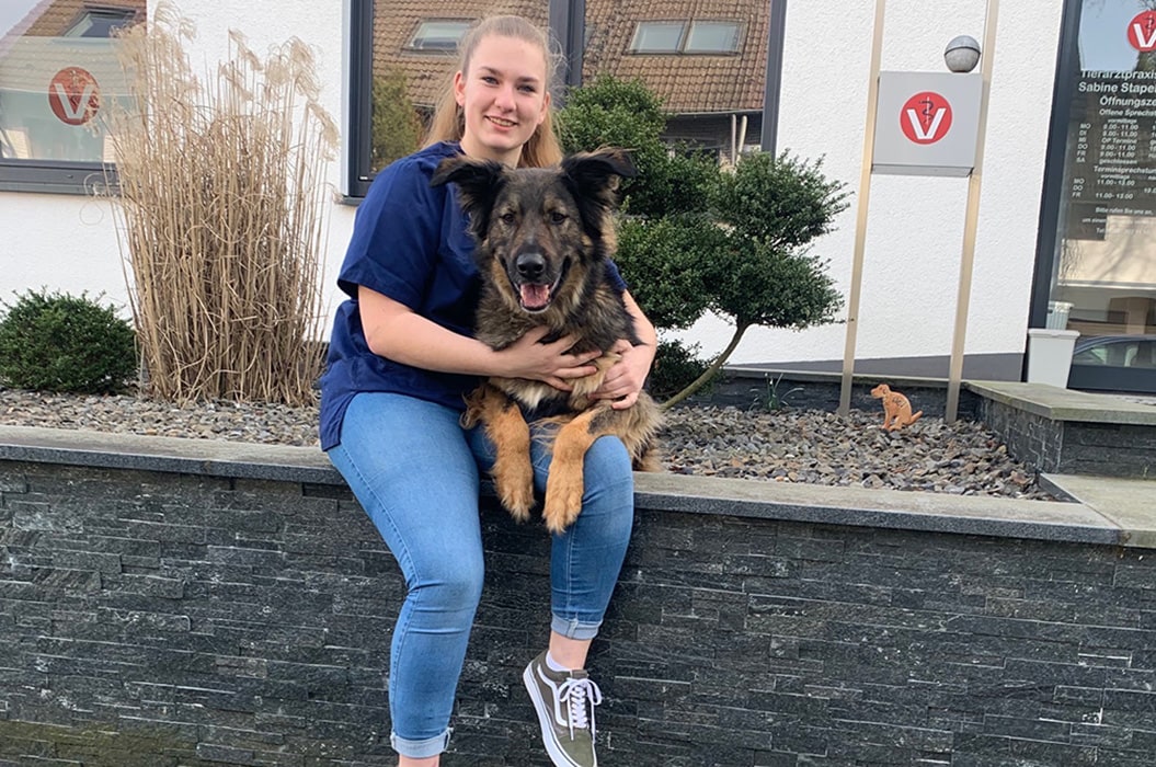 Lucy Feldmann mit einem Hund